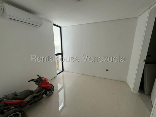 Ana Torres. Casa Dúplex En Venta 2518155 En Prados Del Este