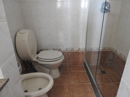 A Metros De La Playa Casa De Excelente Construcción En 1170 M2 De Terreno