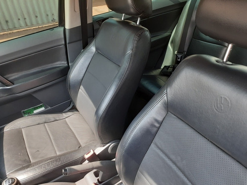 Volkswagen Polo Sedan 1.6 Vht Comfortline Total Flex 4p 2010
