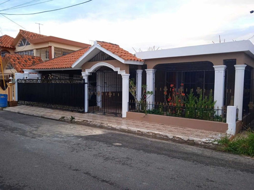 Casa Ubicada En El Residencial Romana Del Oeste, La Romana