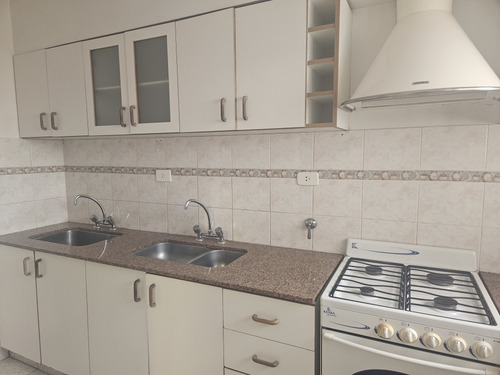 Departamento De 2 Dormitorios Con Cochera. Un Baño.