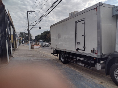 Imagem 2 de 14 de Bau Refrigerado Toco 6,50 X 2,60 X 2,55 -5 Graus Ano 2017