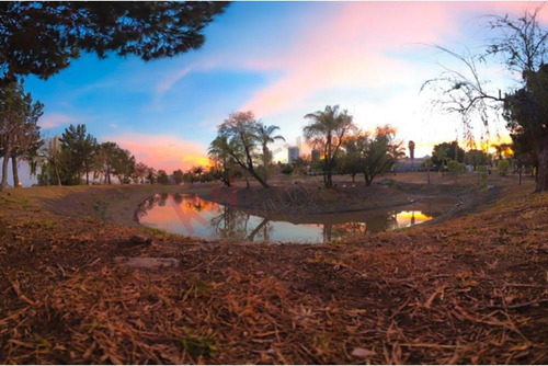 ¡encantadora Casa En Venta Con Amplio Jardín Y Excelente Vista Al Lago En Lomas De Gran Ja...