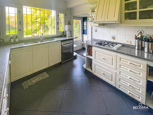 Imponente Chalet De Estilo Clásico En Parque Johnston - Venta En Hurlingham