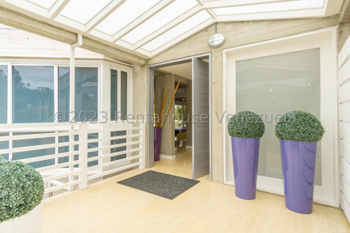 Ms: 25-20626 Se Vende Estupenda Casa Nueva En La Lagunita Country Club. A=1253m2, 5h, 10b, 15p.