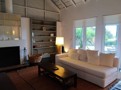 Espectacular Casa A Metros Del Puente De La Barra