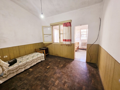 Excelente Casa De 3 Dormitorios Con Jardin En Barrio Correo