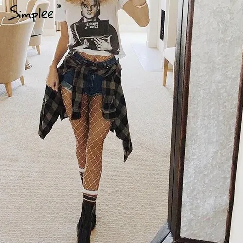 Meia arrastão com short jeans e bota 2025