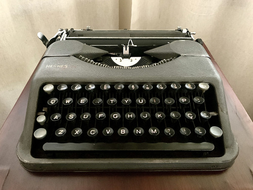 Máquina De Escrever Hermes Baby Suíça, Em Metal (Usado)