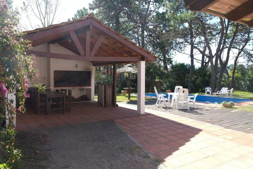 Casa Con Pileta 3 Dormitorios 2 Baños
