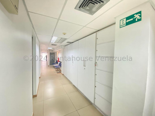 Altamira !! Fabuloso Local Comercial A Nivel De Calle, Frente A La Plaza Altamira, 130 M2, 2 Baños, 8 Espacios De Trabajo, Zona De Alto Tránsito Vehículos Y Personas. Ubicación Estratégica !!