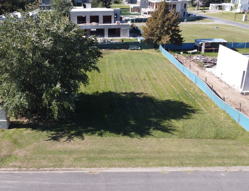 Excelente Lote Interno En San Eliseo Golf, Superficie A Construir = 200 M2, Fondo Orientado Al Nor Este