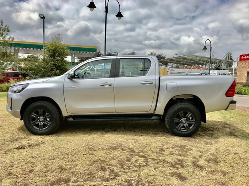 Imagen 4 de 13 de Toyota Hilux 4x4 Diesel - Mecánica - Modelo 2022