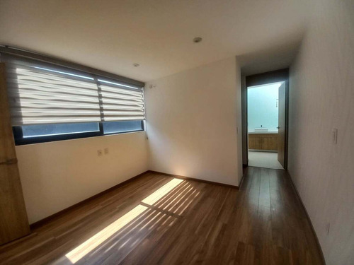 Casa En Venta En El Refugio, 3 Recámaras, 2.5 Baños, Alberca, 2 Autos, Lujo!