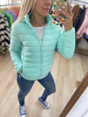 Imagen 7 de 9 de Campera Ultralivina Corta Simil Pluma Mujer The Big Shop