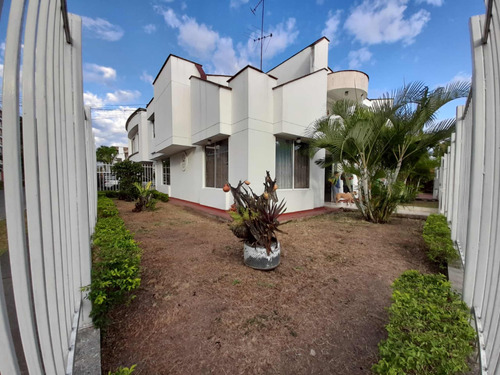 Las Mercedes - Hermosa Casa Esquinera De Dos Pisos En Alquiler Palmira