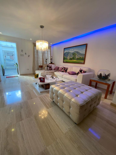Venta Hermosa Casa Remodelada Con Piscina En Calle Cerrada Con Vigilacia Privada. Cuenta Con El Servicio De Agua Permanente.