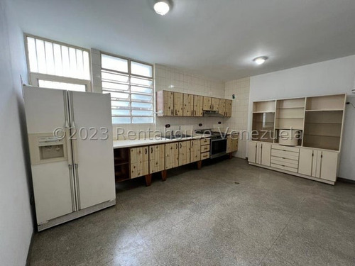 Amplia Casa, En Venta, Ubicada En Los Ruices. 23-18601