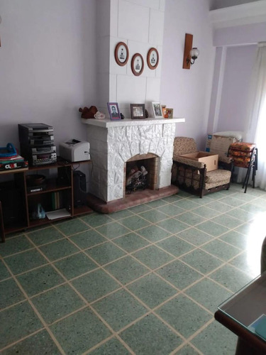 Casa En Venta - 2 Dormitorios 1 Baño - Cochera - 250mts2 - Morón