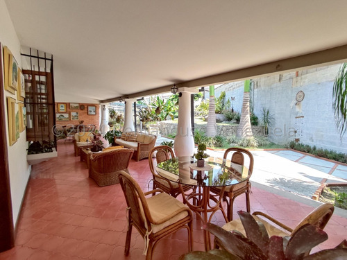 Acogedora Casa-quinta Estilo Colonial, Con Arquitectura En Niveles 24-24726 Irrr