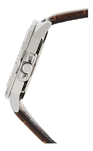 Imagen 3 de 4 de Reloj de pulsera Casio Dress MTP-VD01 de cuerpo color plateado, analógico, para hombre, fondo negro, con correa de cuero color marrón, agujas color gris, blanco y rojo, dial blanco y plateado, minutero/segundero gris, bisel color plateado y hebilla simple