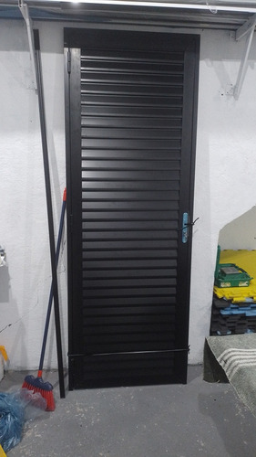 Serviços De Vidros E Esquadrias De Alumínio.