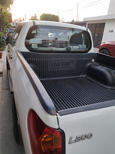 Mitsubishi L200 2.4 Cabina Doble 4x2 Mt