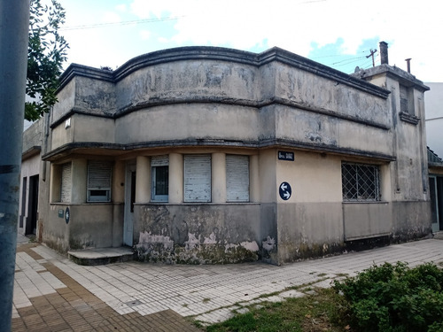 Casa Con Guardacoche Y Terraza. Galicia Al 900 Avellaneda, A 1 Cuadra De Av. Rivadavia