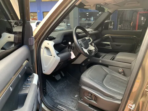 Land Rover Defender First 2021