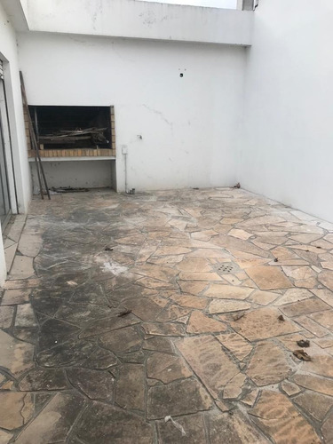Imagen 3 de 15 de Excelente Ubicación A Metros De Plaza !! Moderna Y Amplia, 3 Dormitorios, 2 Baños, Garage, Parrillero. Para Uso Tanto De Casa Habitación, Instituto O Empresa!