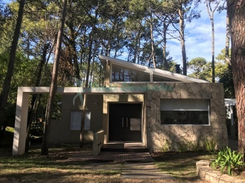 Imagen 1 de 19 de Vendo Casa En Carilo Zorzal 878
