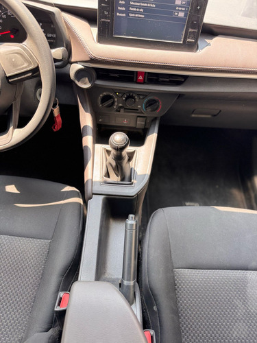 Toyota Yaris 4p Sedán Base L4/1.5 Man