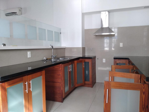Imagen 8 de 19 de Oficina- Gran Oficina En Sarandi Proximo A La Plaza Matriz 150 M² Más Terraza Con Parrillero De 50m²