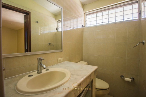 Casa En Venta En Bugambilias En La Parte De Abajo
