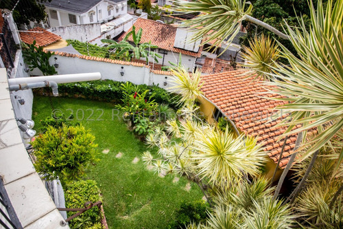 Bella Casa, Con Amplios Espacios Y Jardines Ubicada En Calle Cerrada. 25-17564.