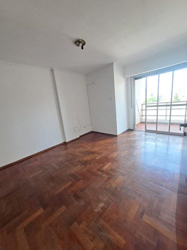 Departamento En Venta 2 Dormitorios Con Balcón. Centro. Sobre Vélez Sarfield