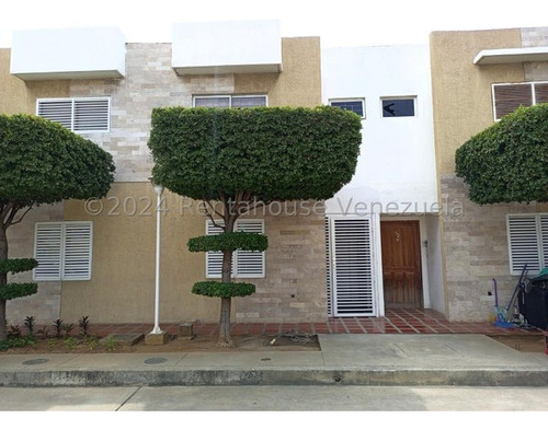 Amp, Mls #24-17871 Vende Townhouse En Zona Norte