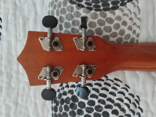 Ukelele Chateau Soprano (con Forro Semi Duro) (Usado)