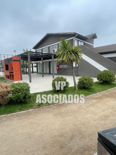 Liquidación Casa Con 3d - 2b En Condominio Los Alerces.