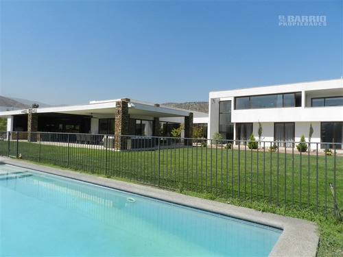 Casa En Venta De 5 Dormitorios En Colina