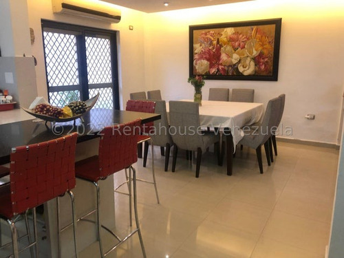 Hermosa Y Bella Casa De Niveles Con Detalles En Escayola, Estilo Moderno Con Cocina , Con Tope De Siliestone , Baños Modernos ,ubicada En Zona Tranquila, Conjunto Exclusivo Y Entablillado Con Patio, Z