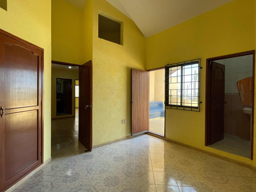 Casa De Dos Niveles En Venta En El Fracc. Virginia En Boca Del Río, Veracruzubicada En Uno De Los Fraccionamientos De Mayor Plusvalía En El Puerto De Veracruz, A 50m De La Ave. Juan Pablo Ii