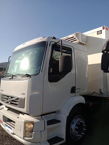 Imagem 2 de 23 de Volvo Vm 270 Toco Com Baú Refrigerado