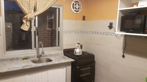 Imagen 8 de 21 de Casa En Piriapolis Para 6 Con Aire Acondicionado Baño A Nuevo, Parrillero Techado Iluminado, A 1 Cuadra De La Rambla Cerca Del Puerto