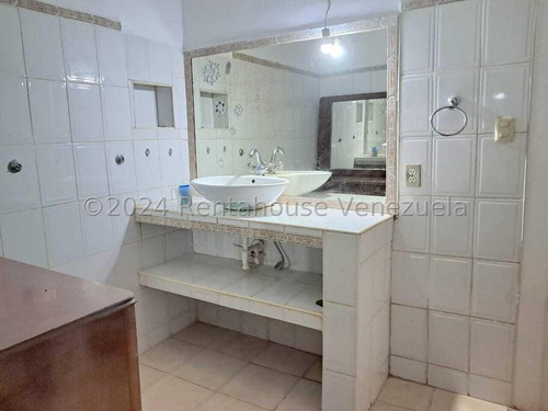 Julio Latouche 24-20805 Hermosa Casa En Alquiler Colinas De Guataparo Valencia, Amplias Áreas Verdes, Tanque De Agua 10.000 Lts.
