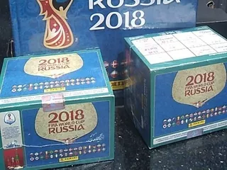 Un Paquetón Panini Rusia 2018 Rosado Italianas Más Tapa Dura
