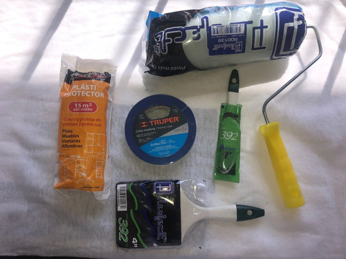 Imagen 1 de 5 de Kit Para El Pintor Con Brochas, Rodillo, Plástico Y Cinta
