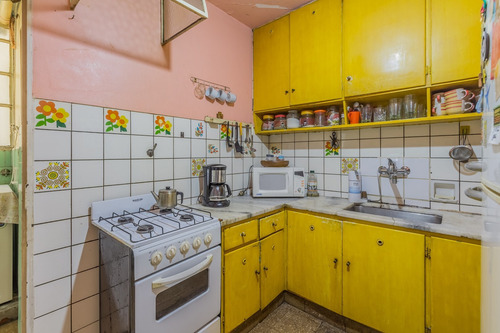 Venta Departamento A Reciclar Semipiso 3 Ambientes Con Dependencia, Balcón Y Baulera.
