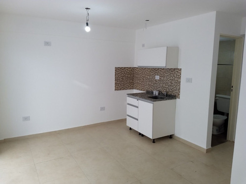Imagen 3 de 7 de Monoambiente En Venta Patio Propio Y Cochera Cubierta En Lomas De Zamora