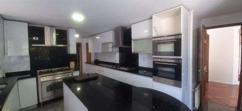 Casa En Venta De 5 Dorm. En Colina